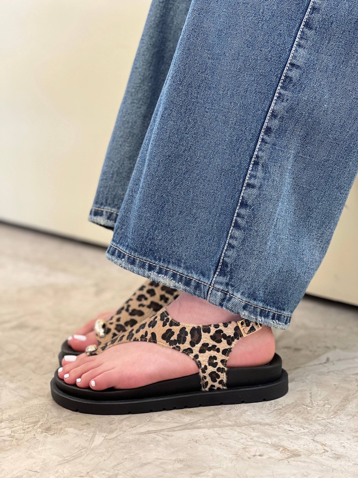 26615c77-3f42-4c36-8c5b-dc8ba22bd897 Sandalia animal print - Imagen 1