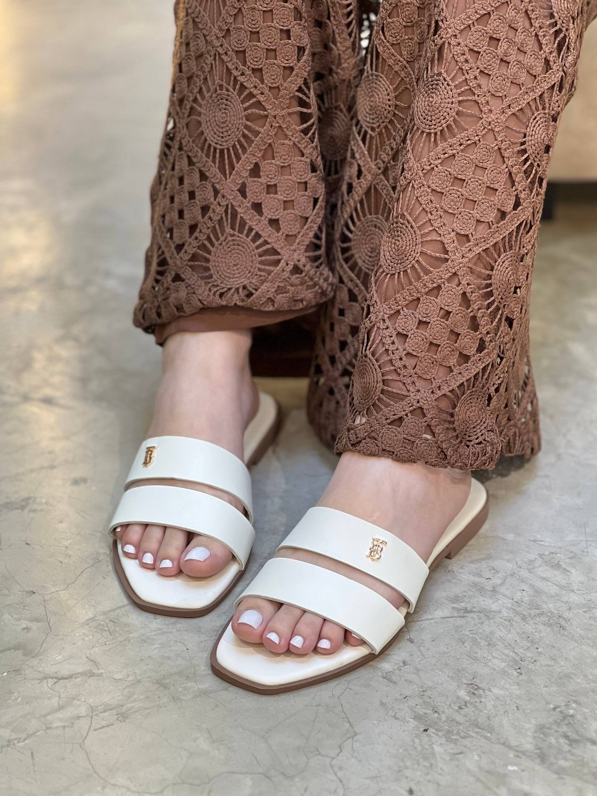 4142d91b-aba0-43c9-9a9f-063e09e99da9 Sandalias blancas - Imagen 1