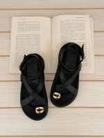 Sandalias negras con detalles dorados - Imagen 2